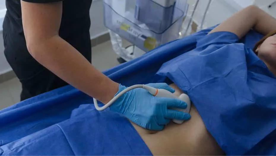Ecografía abdominal en consultorio del Dr. Jorge Vives en Bocagrande Cartagena